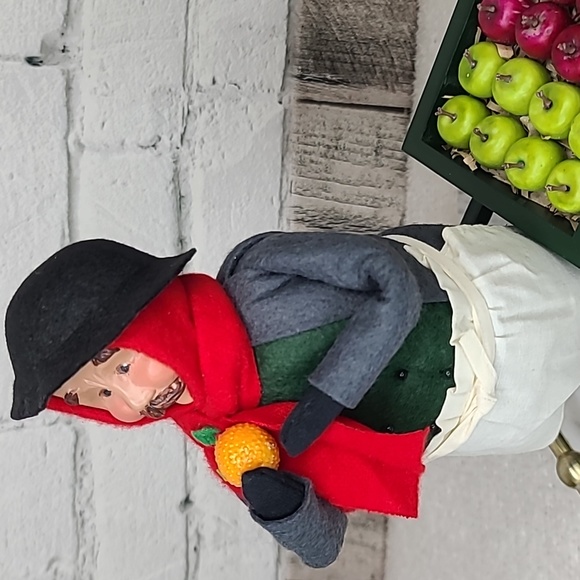 Byers' Choice Carolers 1999 Fruit Vendor with Fruit Cart Vintage - Picture 15 of 17